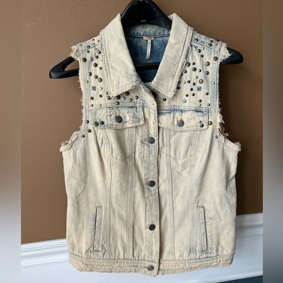 Free People Rare Denim Studded Distressed Vest Coastal Cowgirl Size M Festival - Picture 8 of 8